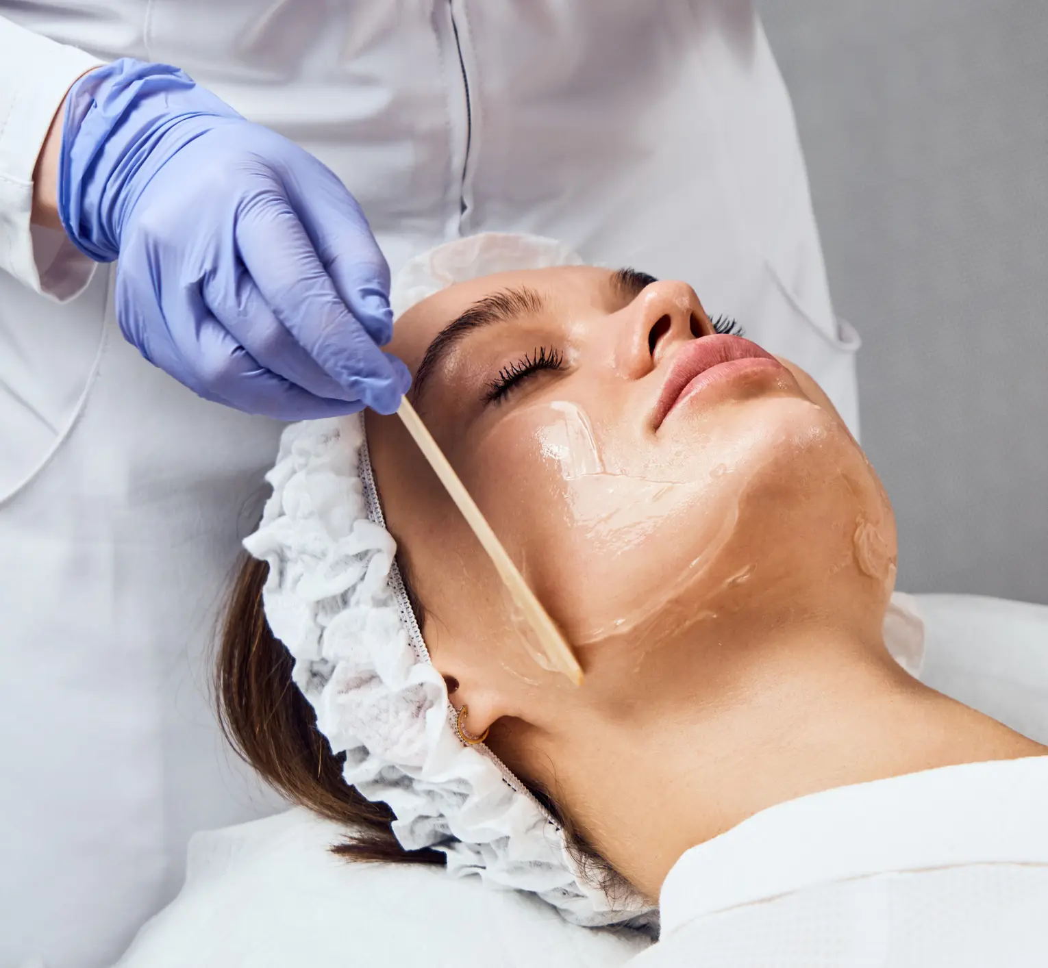 Facial treatment application with spatula