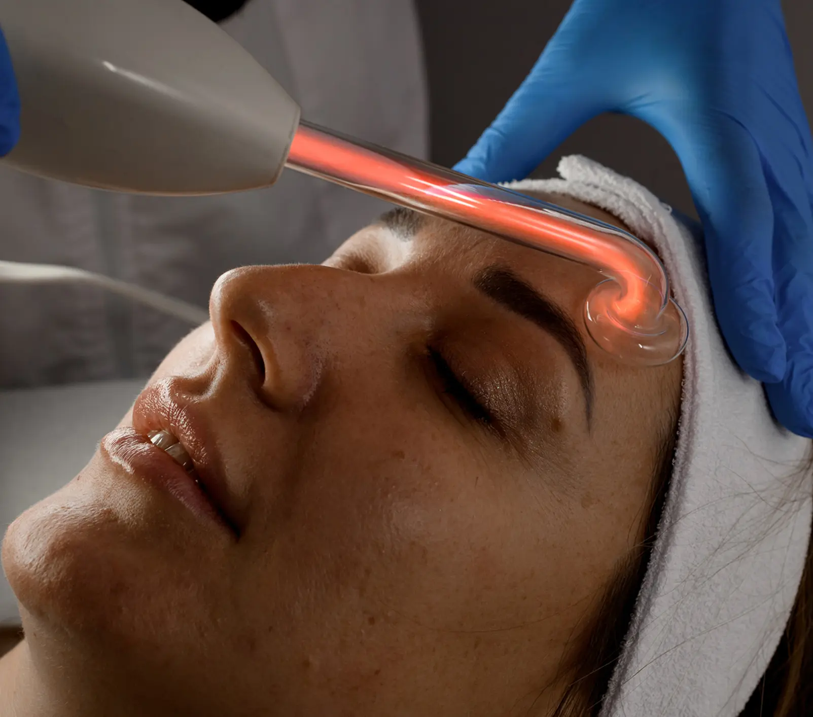 Facial treatment with glowing device