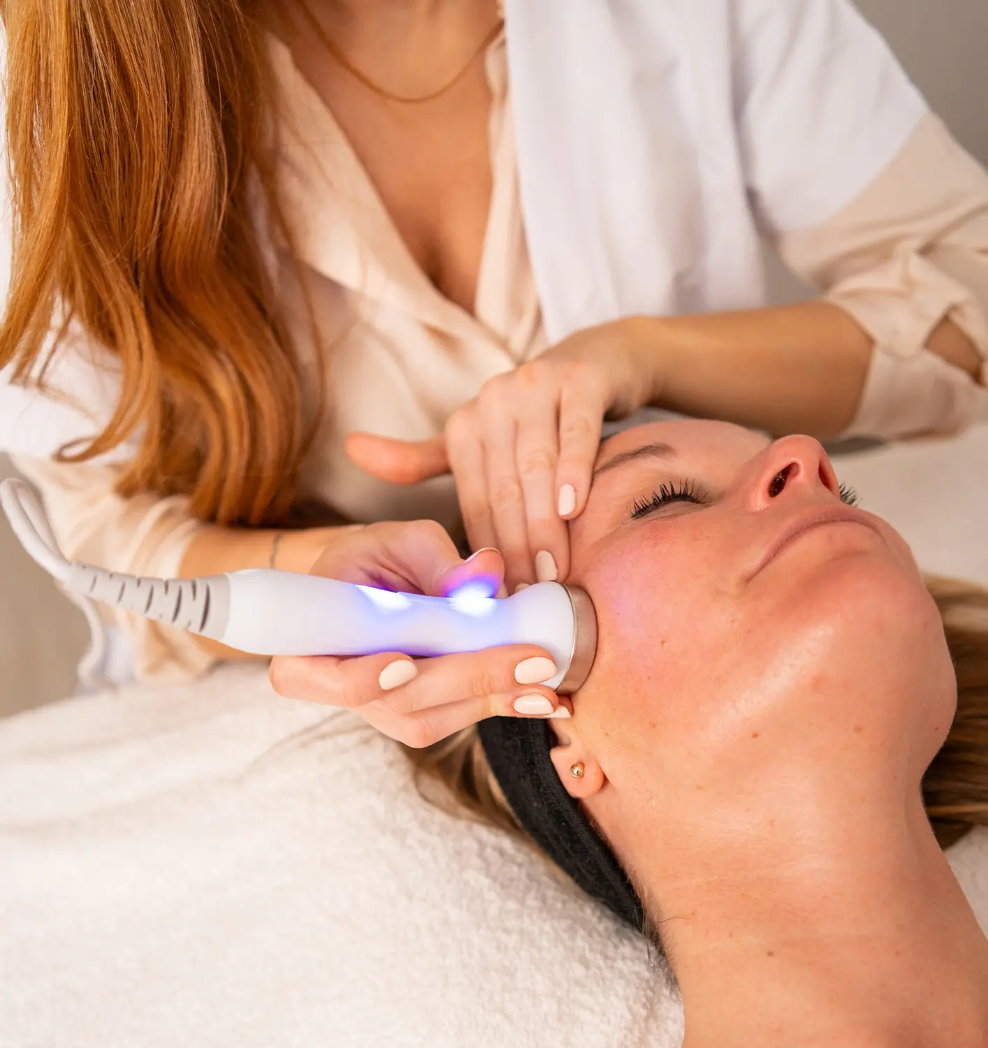 Facial treatment with skincare device