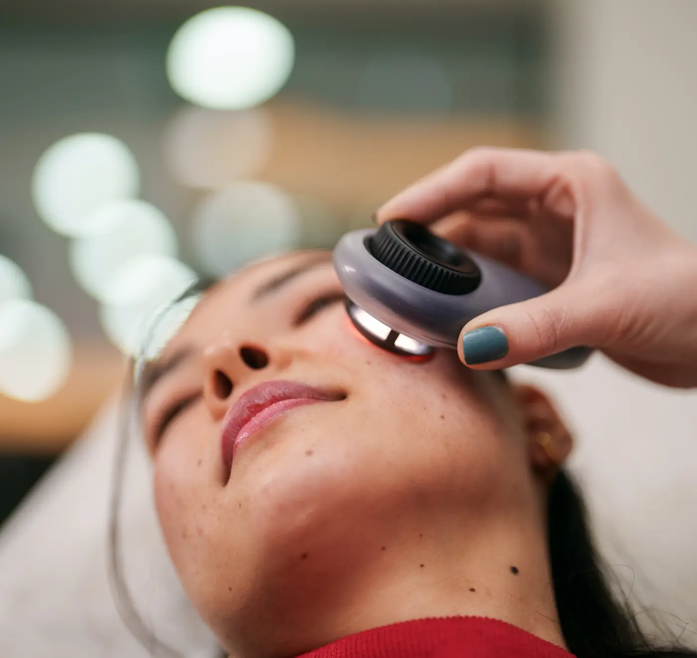 Skincare session with electronic tool