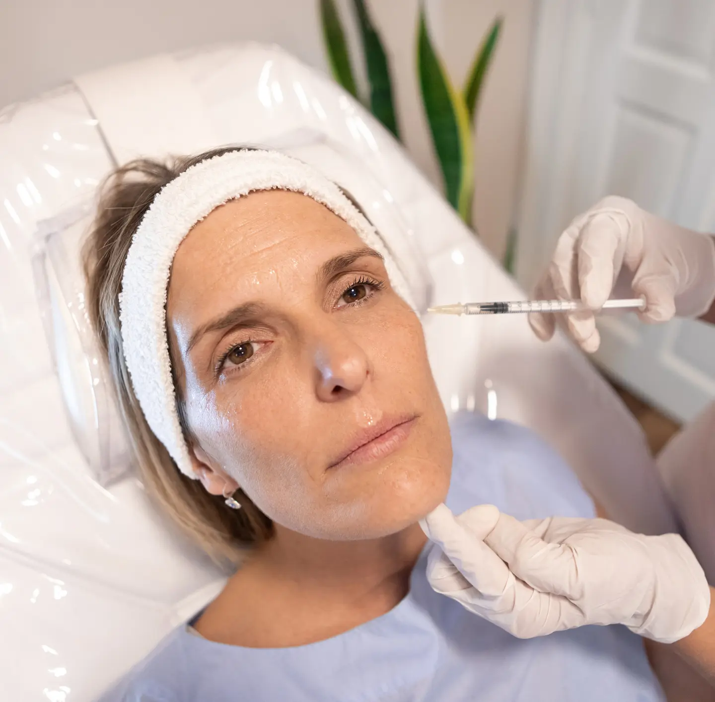 Facial rejuvenation procedure in clinic